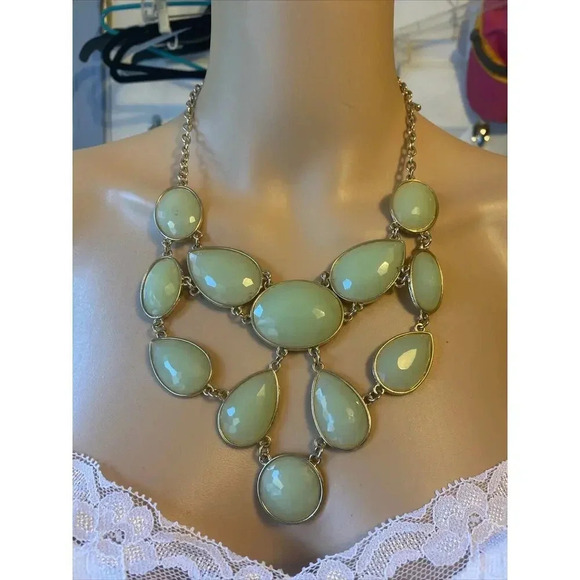 VTG Costume Jewelry Mint Green Lucite Necklace Gold Tone Chain Adjustable Party - Picture 5 of 8
